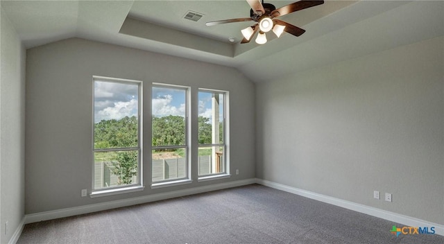 633 Vale Ct, New Braunfels, TX 78132 - spare room featuring a ceiling fan, vaulted ceiling, carpet flooring, and baseboards
