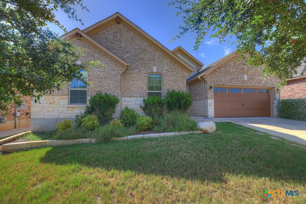 view of front of house featuring a garage and a front yard