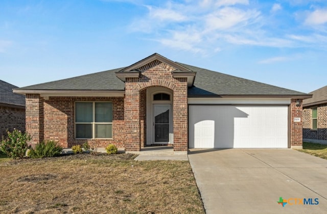 view of front of house featuring a garage and a front yard