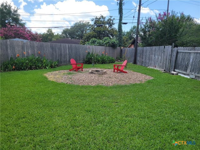 view of yard featuring a fire pit