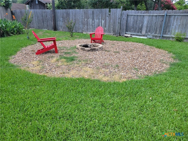 view of yard featuring a fire pit