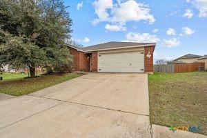 view of front of house featuring a garage and a front yard