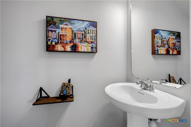 bathroom featuring sink