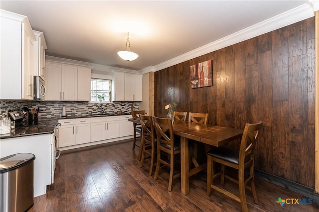 235 Gray St, San Antonio, TX 78208 - dining area with dark wood finished floors