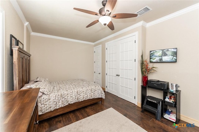235 Gray St, San Antonio, TX 78208 - bedroom with dark wood-style floors, crown molding, baseboards, and a ceiling fan