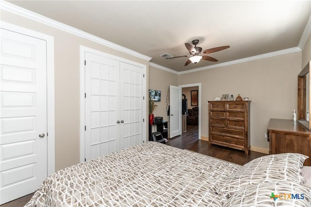 235 Gray St, San Antonio, TX 78208 - bedroom featuring ornamental molding, dark wood-type flooring, a closet, baseboards, and ceiling fan