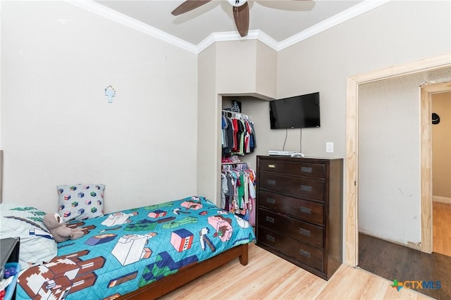 235 Gray St, San Antonio, TX 78208 - bedroom with wood finished floors, crown molding, ceiling fan, and a closet