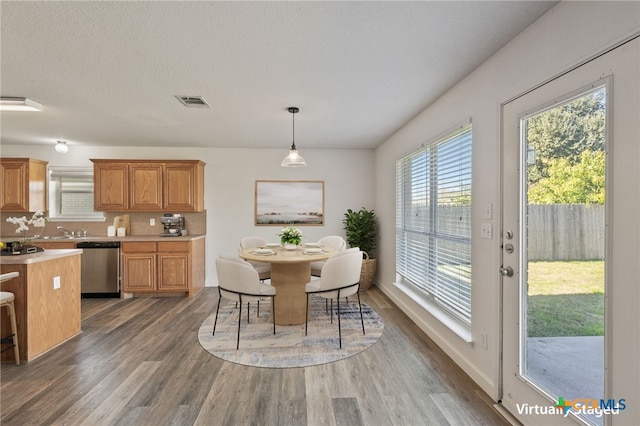 dining room with visible vents and dark wood-style floors