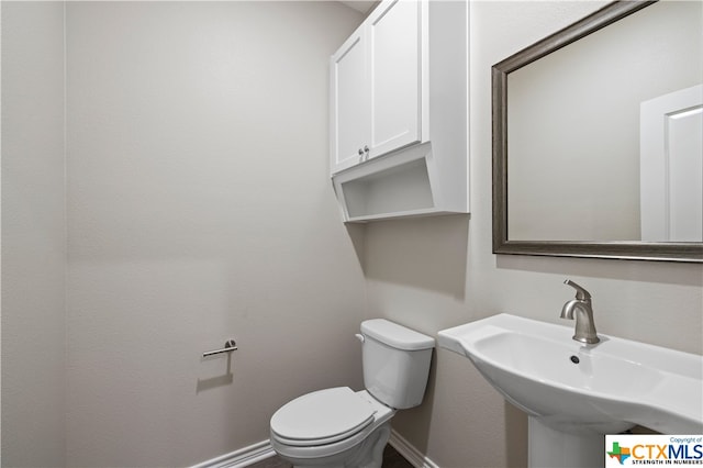 bathroom featuring sink and toilet