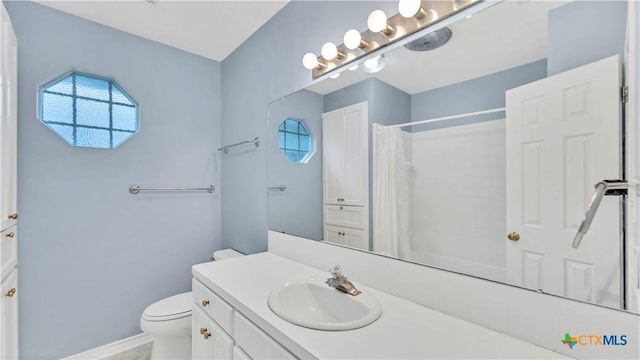 bathroom with a shower with shower curtain, vanity, and toilet