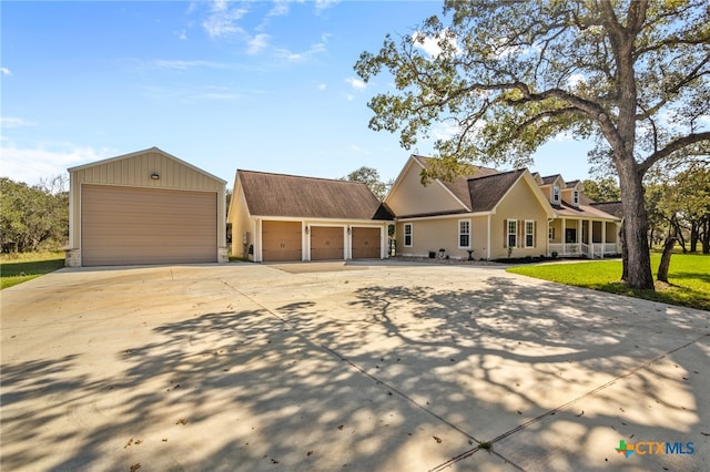 view of front facade featuring a front yard