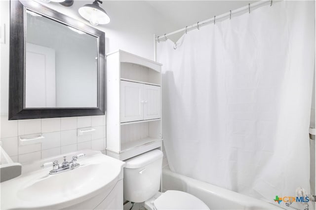 516 2nd St, Cuero, TX 77954 - full bathroom featuring shower / bath combo, decorative backsplash, and vanity
