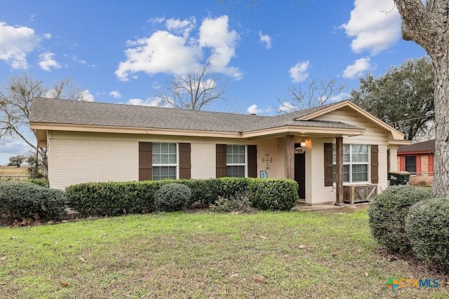 ranch-style house featuring a front lawn