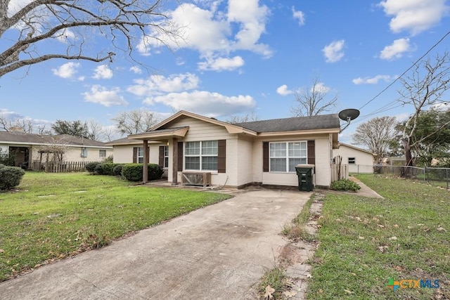 ranch-style home featuring a front lawn