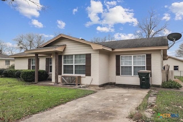 single story home with a front lawn