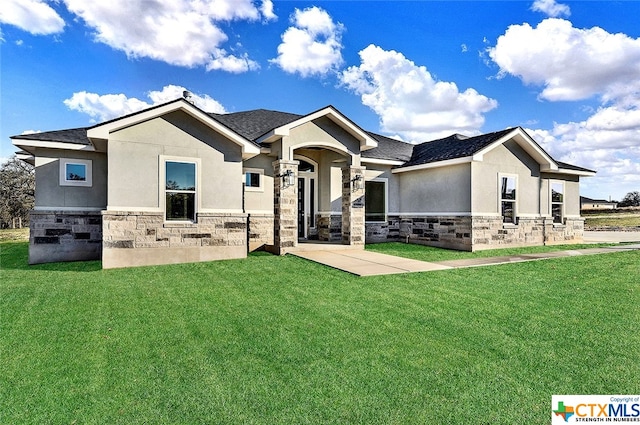 craftsman inspired home featuring a front yard