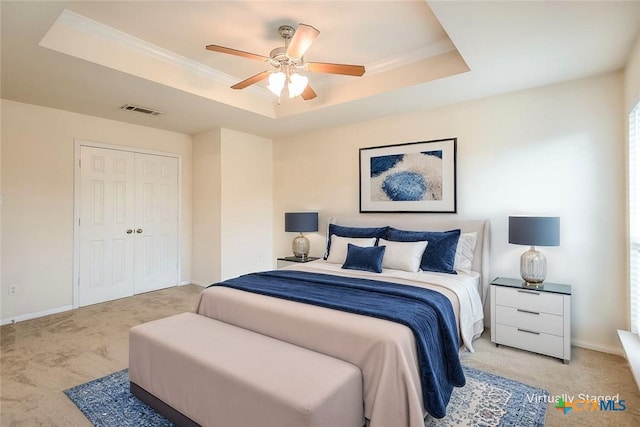404 Chieftain Trl, Harker Heights, TX 76548 - carpeted bedroom with ceiling fan, baseboards, a tray ceiling, visible vents, and a closet