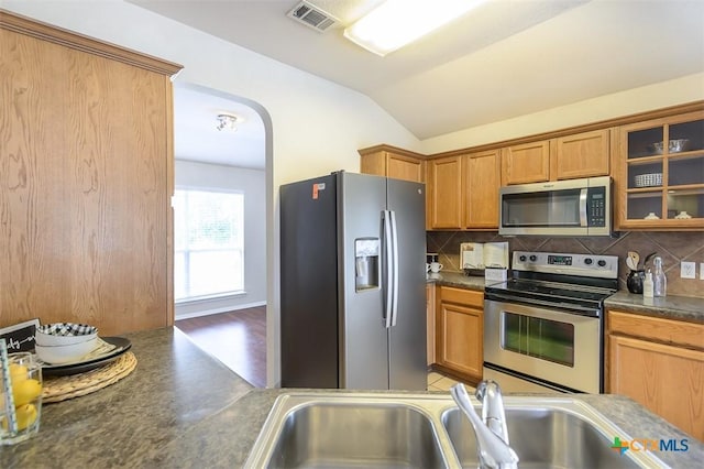 404 Chieftain Trl, Harker Heights, TX 76548 - kitchen featuring decorative backsplash, visible vents, dark countertops, lofted ceiling, and stainless steel appliances