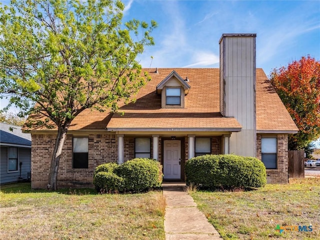 view of front of home featuring a front lawn