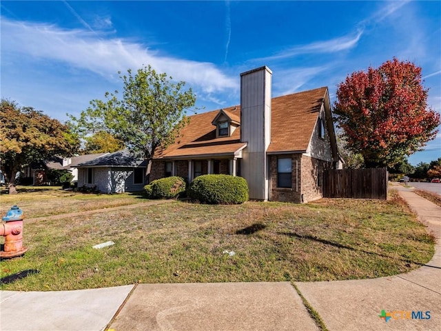 view of front facade with a front yard