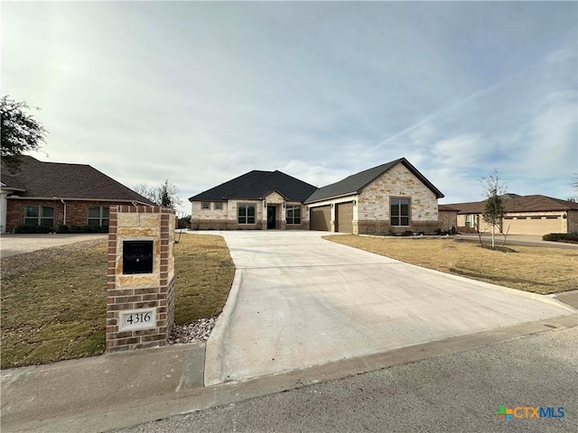 view of front of house featuring a front yard