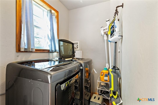 laundry area with laundry area and washing machine and clothes dryer