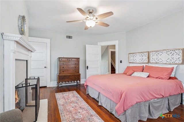 1004 Mitchell St, Gonzales, TX 78629 - bedroom with wood finished floors and ceiling fan
