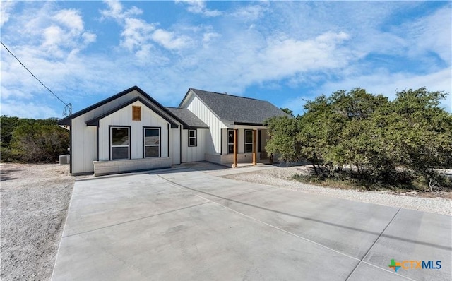 1435 Redwood Rd, Fischer, TX 78623 - modern inspired farmhouse featuring concrete driveway, a porch, and board and batten siding