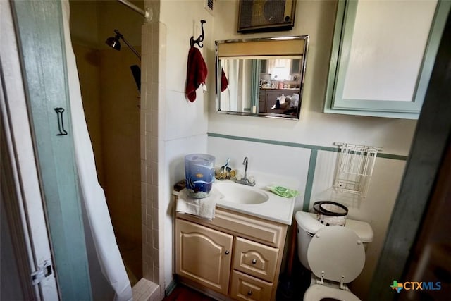 415 S 15th St, Port Oconnor, TX 77982 - bathroom with tiled shower, toilet, and vanity