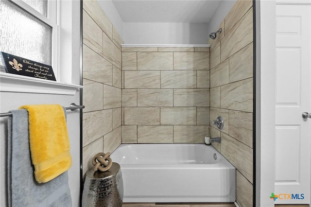 bathroom featuring tiled shower / bath combo