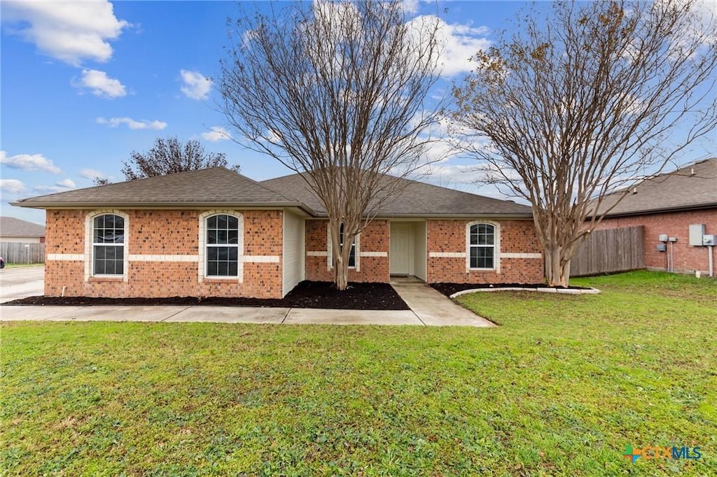 view of front of home featuring a front lawn