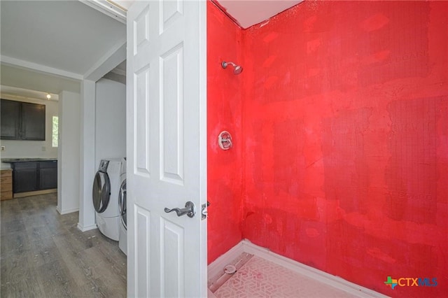120 Retama Ln, Rockport, TX 78382 - clothes washing area featuring baseboards, washing machine and clothes dryer, wood finished floors, and laundry area