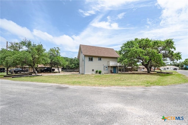120 Retama Ln, Rockport, TX 78382 - view of front of home with a front lawn