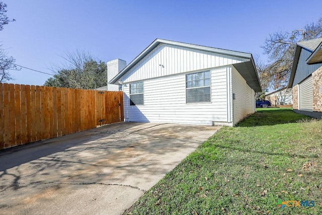 view of side of property featuring a yard