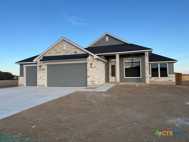 view of front facade featuring a garage