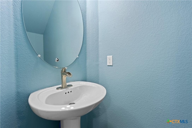 bathroom featuring sink