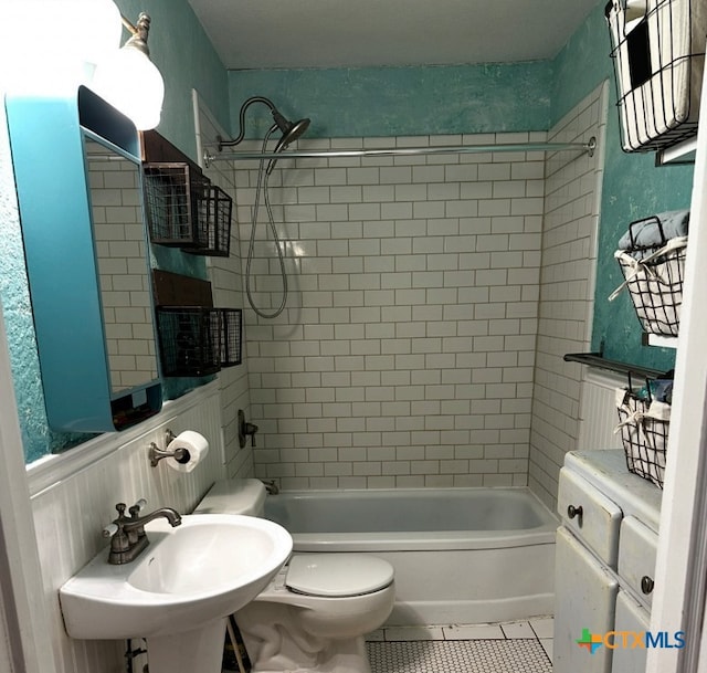 212 Duggan St, Seguin, TX 78155 - full bathroom with tile patterned floors and bathing tub / shower combination