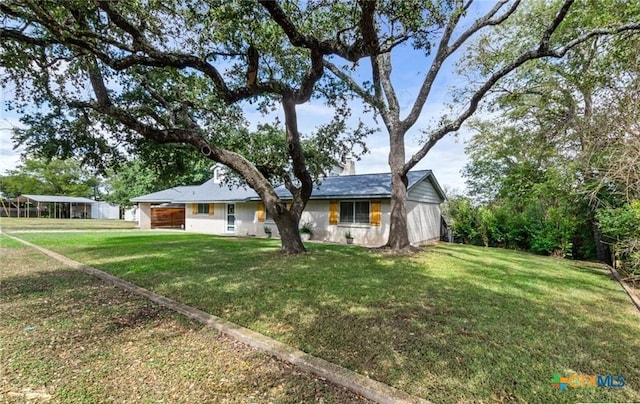 ranch-style house featuring a front lawn