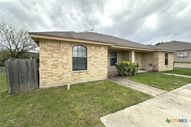 view of front facade featuring a front lawn