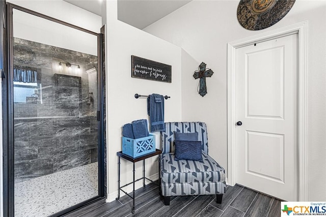 living area with wood tiled floors and baseboards