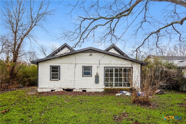 318 Durr St, Marlin, TX 76661 - rear view of house featuring a lawn