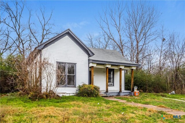 318 Durr St, Marlin, TX 76661 - view of front of home with covered porch and a front yard