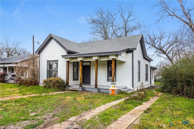 318 Durr St, Marlin, TX 76661 - bungalow featuring covered porch and a front yard