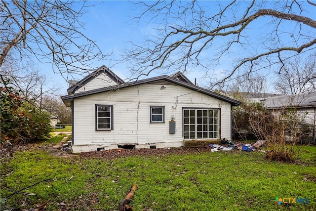 318 Durr St, Marlin, TX 76661 - rear view of house featuring a lawn