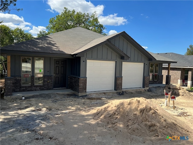 view of front of property featuring a garage