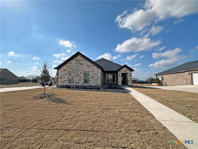 view of front of home featuring a front lawn