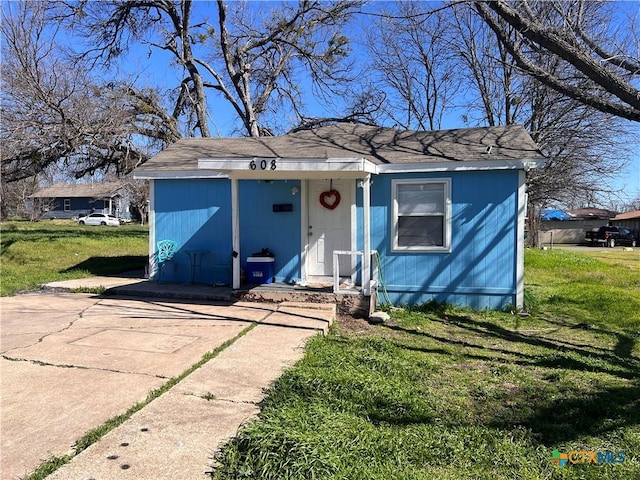 bungalow featuring a front yard