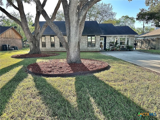 view of front of property with a front lawn