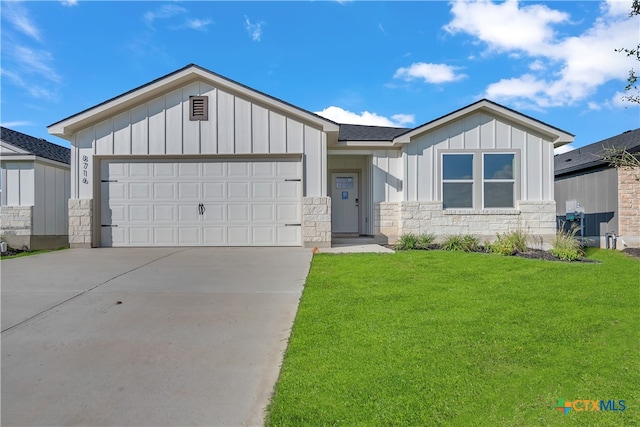 view of front facade featuring a front yard and a garage