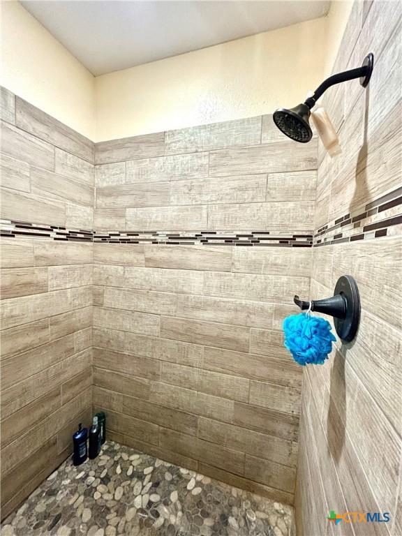 bathroom featuring tiled shower